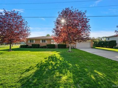 15 Pleasant Lake Drive, Waterford Twp, MI 48327
