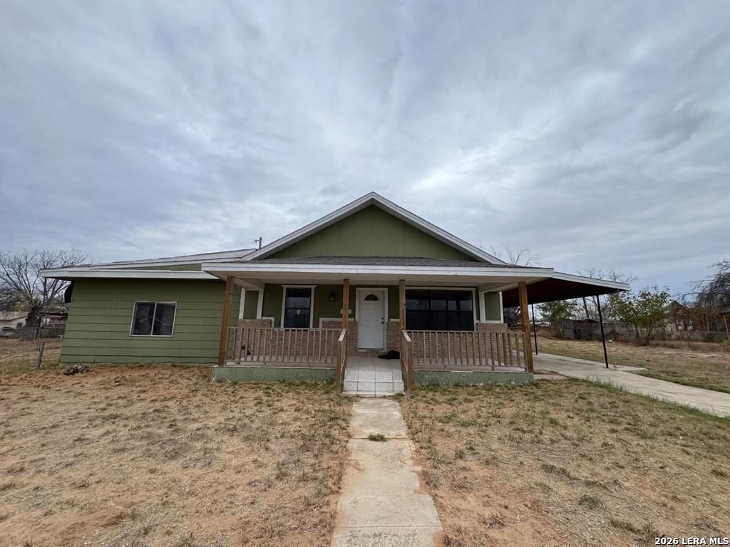 302 S 12th St, Carrizo Springs, TX 78834 Main Photo