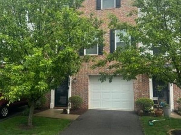 221 Faulk Dr , Warrendale, PA 15086