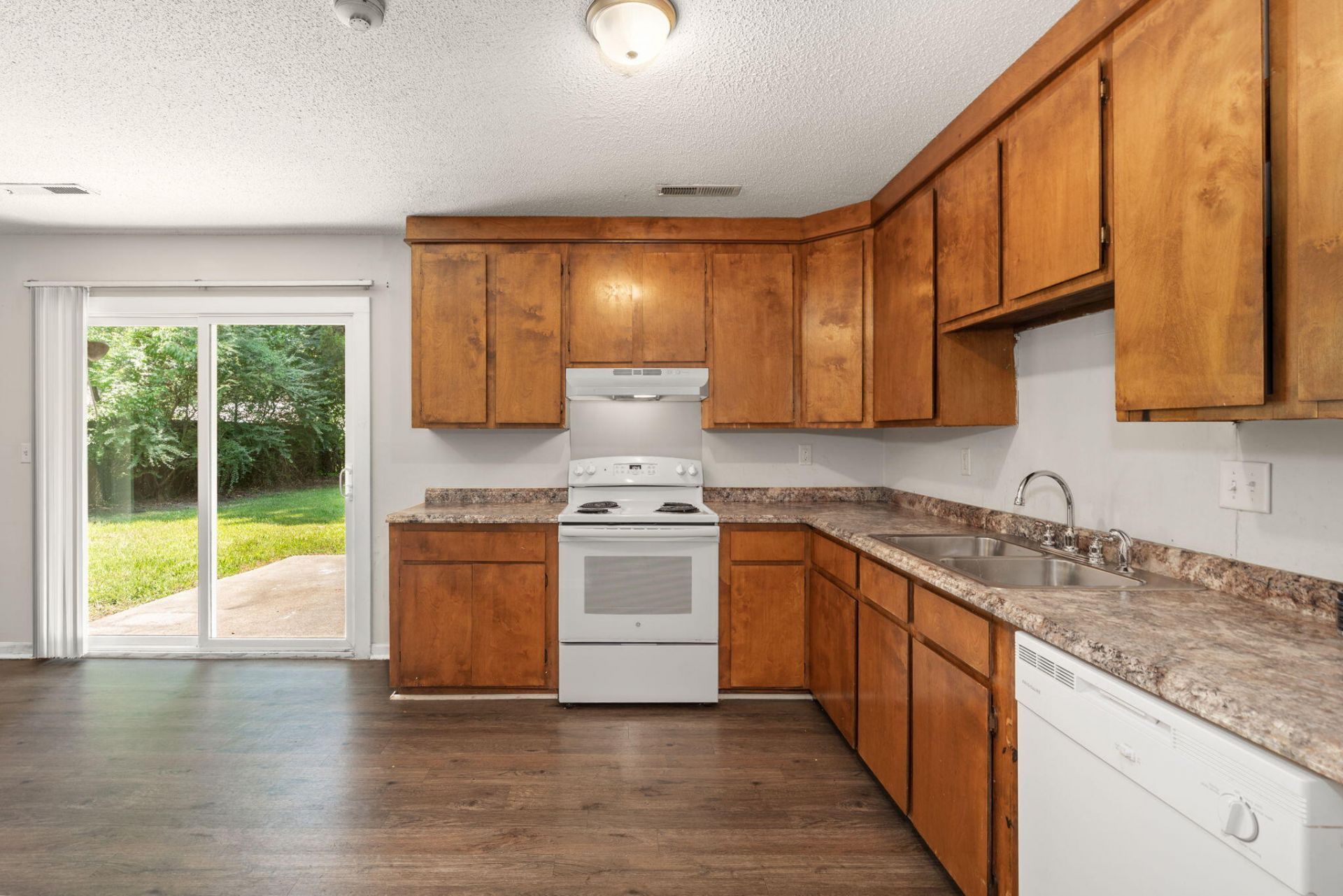 110 Bee Street Photo 12