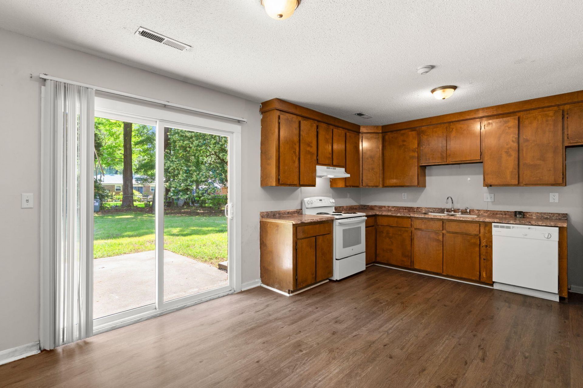 110 Bee Street Photo 15
