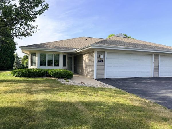 7224 W Mequon Square DRIVE, Unit 7224, Mequon, WI 53092