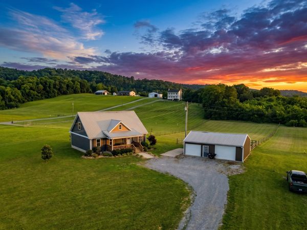 425 Hickman Rd , Liberty, TN 37095
