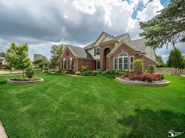 816 Regents Park Drive, Monroe, MI 48161