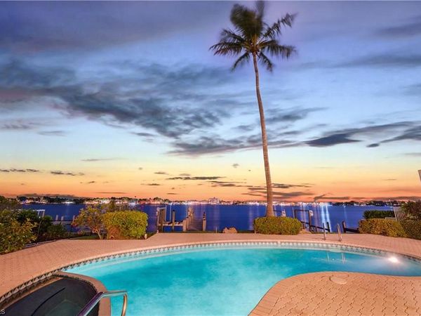 1535 Dolphin LN , NAPLES, FL 34102