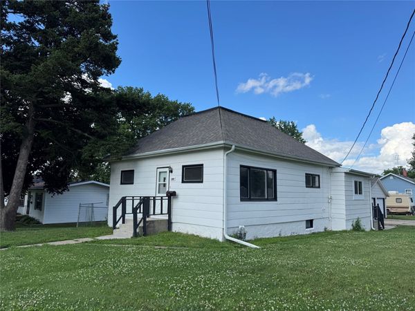 220 E 10th Street S, Newton, IA 50208