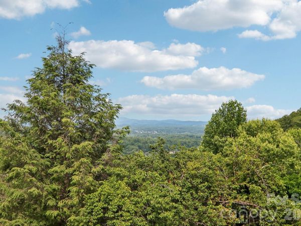 138 Woodbridge Drive, Hendersonville, NC 28739