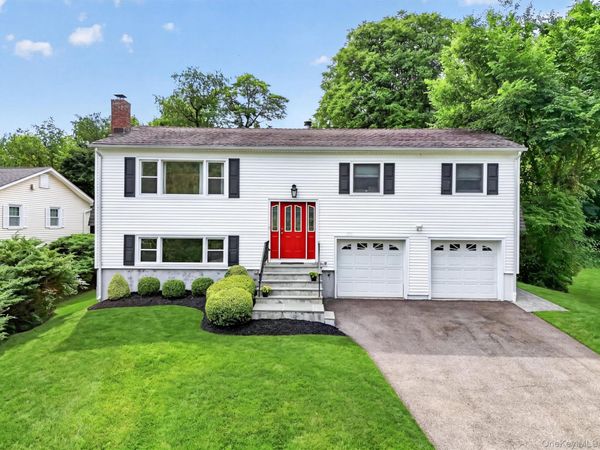 15 Round Tree Lane, Montrose, NY 10548
