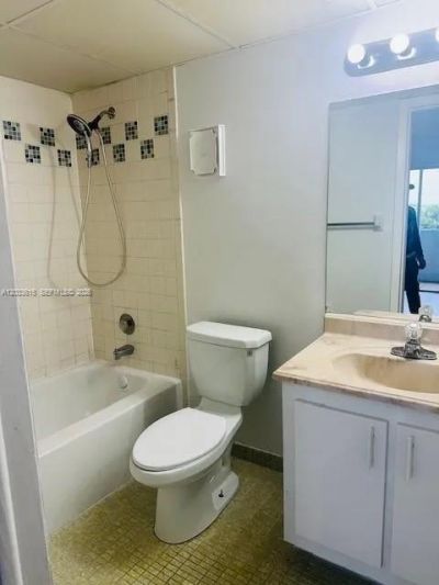 9351 Fontainebleau Blvd , Unit B409, Miami, FL 33172 Photo