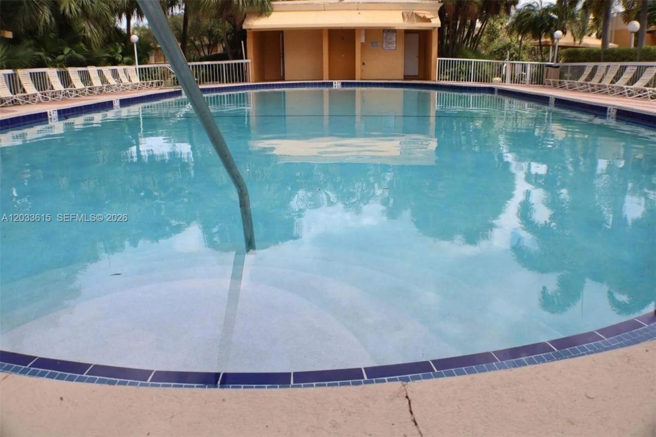 9351 Fontainebleau Blvd , Unit B409, Miami, FL 33172 Photo