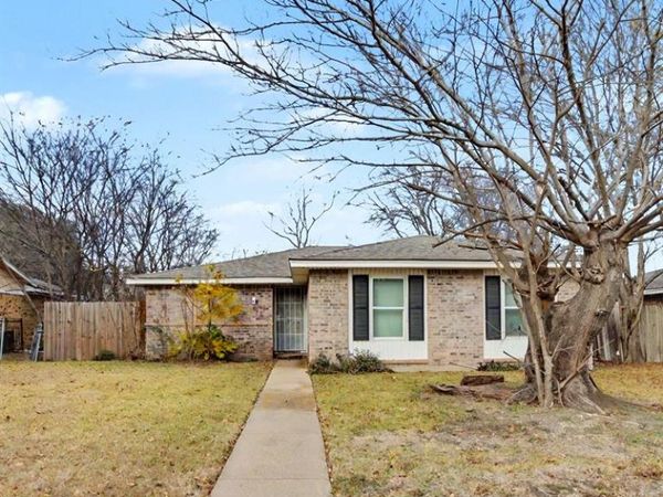 805 Cherry Hills Drive , Lancaster, TX 75134