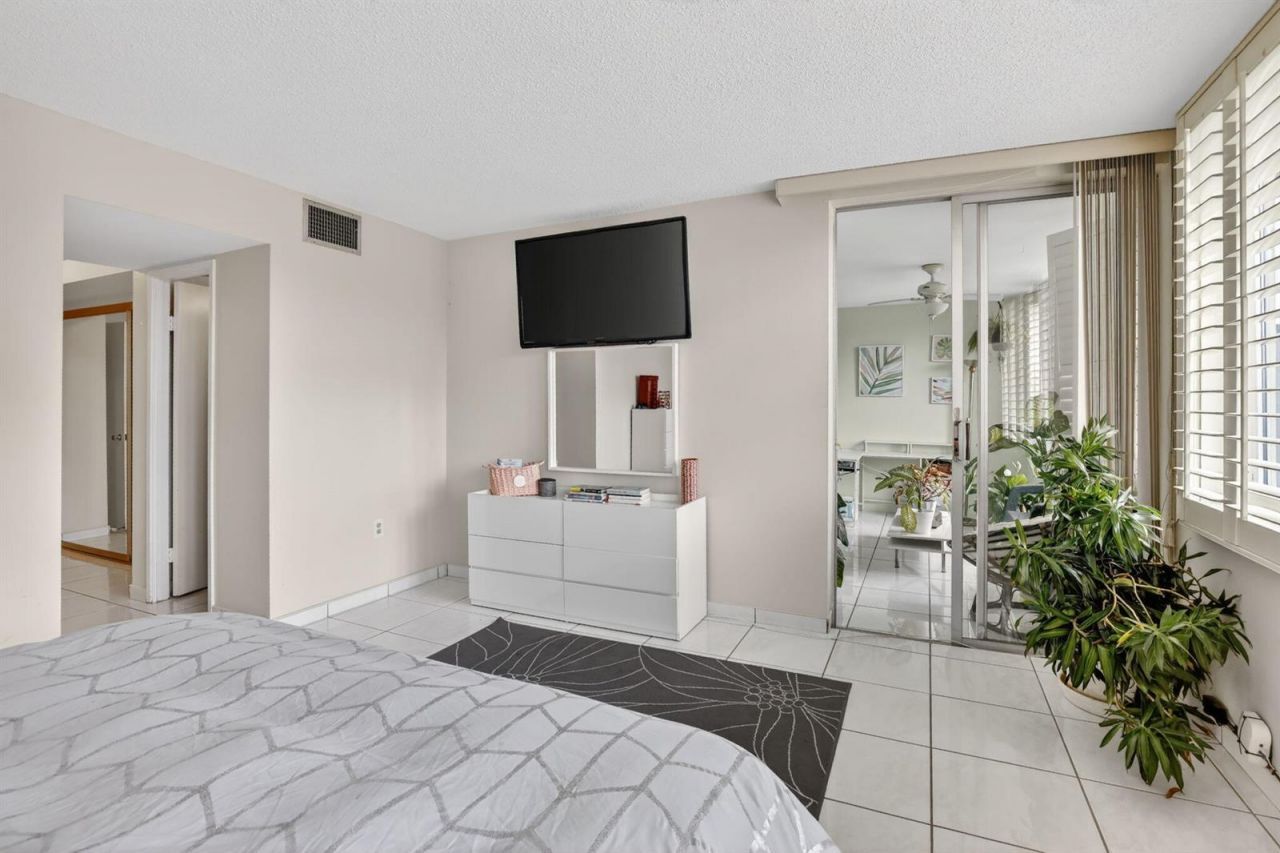 1690 NE 191st Street , Unit 408-1, Miami, FL 33179 Photo