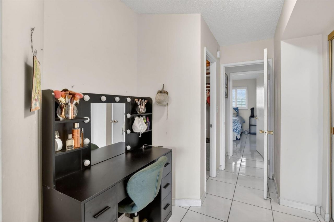 1690 NE 191st Street , Unit 408-1, Miami, FL 33179 Photo