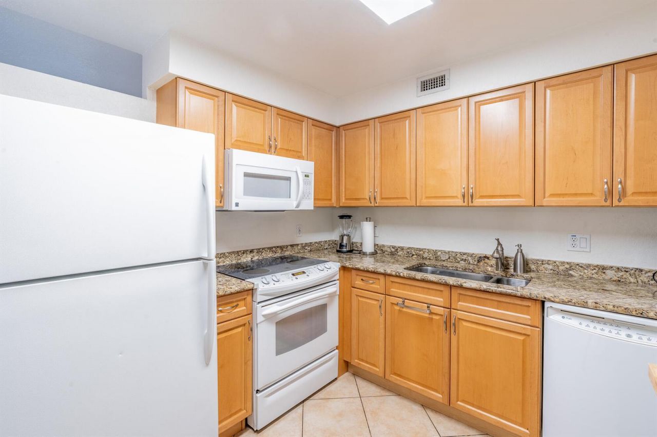 1000 Spanish River Road , Unit 3t, Boca Raton, FL 33432 Photo