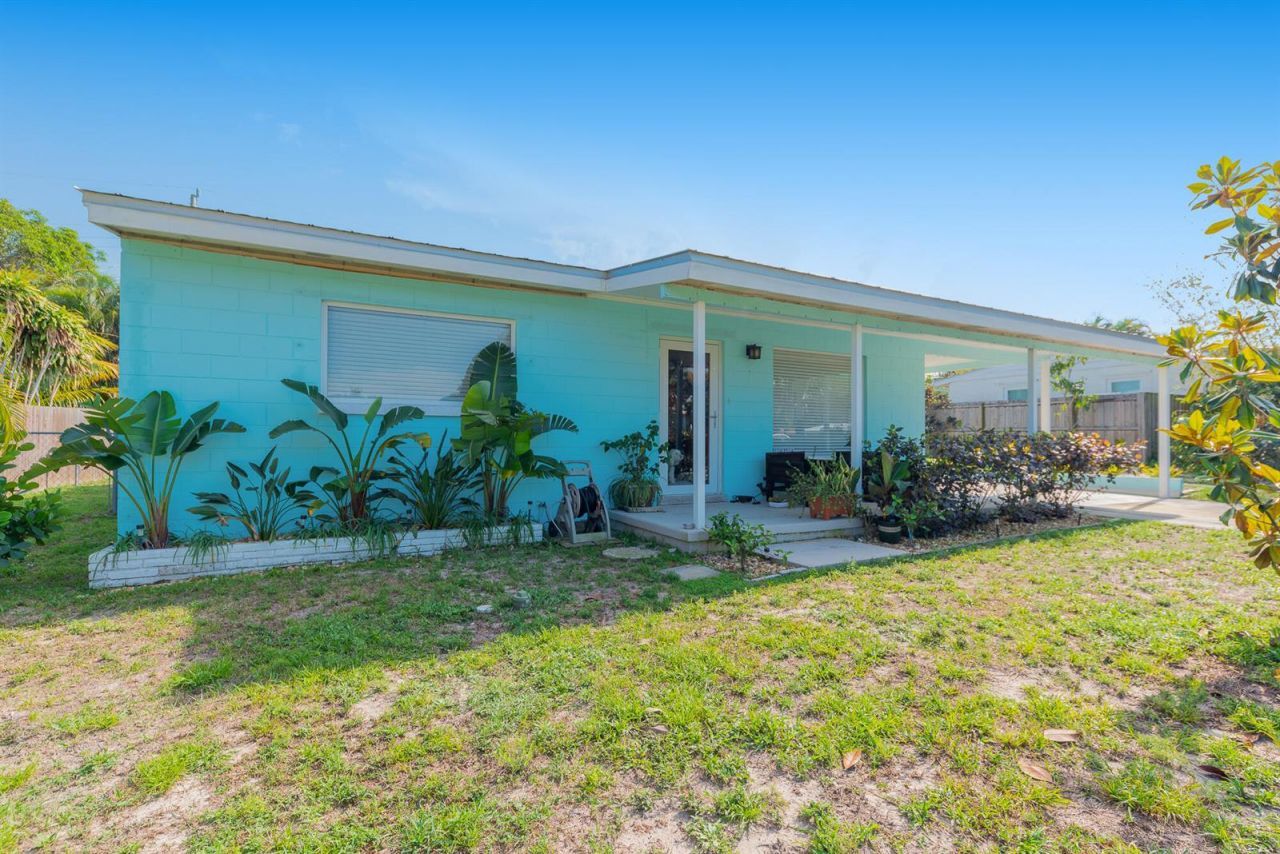 2574 NE Roberta Street , Jensen Beach, FL 34957 Photo