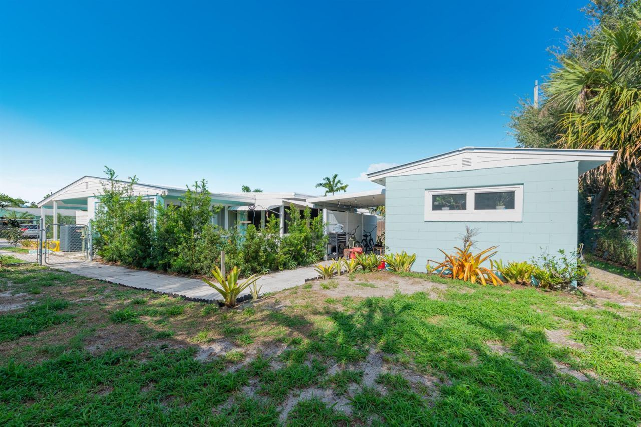 2574 NE Roberta Street , Jensen Beach, FL 34957 Photo