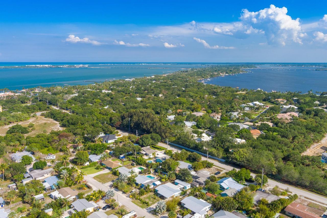 2574 NE Roberta Street , Jensen Beach, FL 34957 Photo