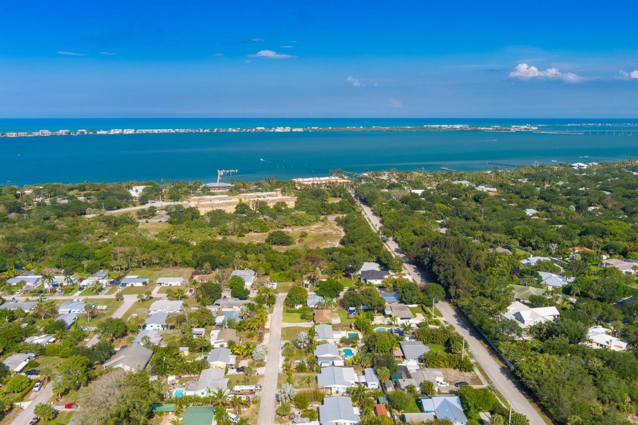 2574 NE Roberta Street , Jensen Beach, FL 34957 Photo