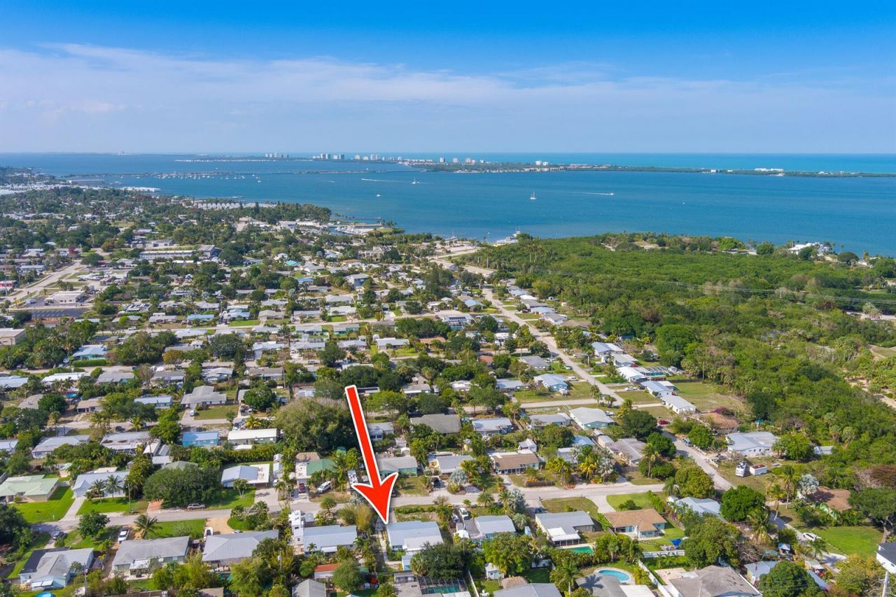 2574 NE Roberta Street , Jensen Beach, FL 34957 Photo