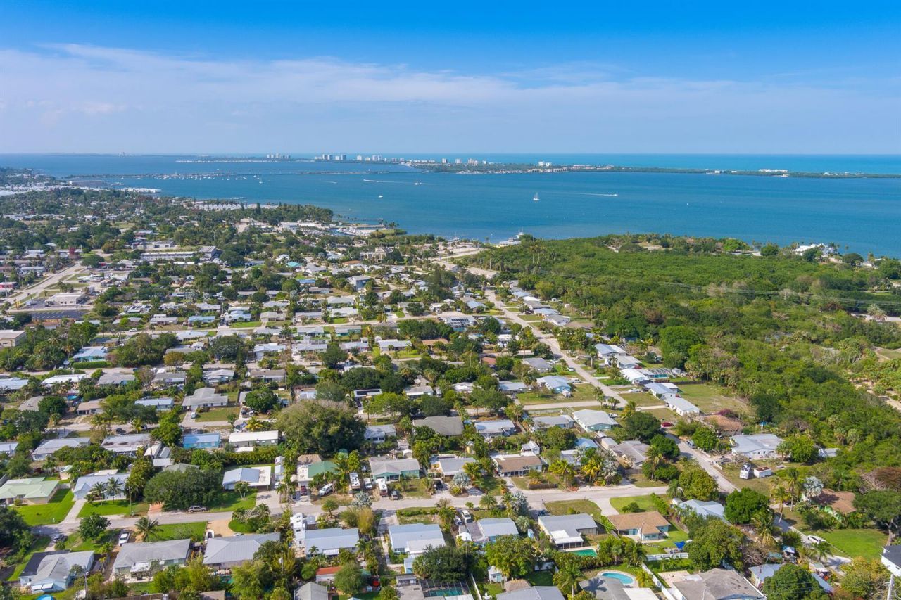 2574 NE Roberta Street , Jensen Beach, FL 34957 Photo