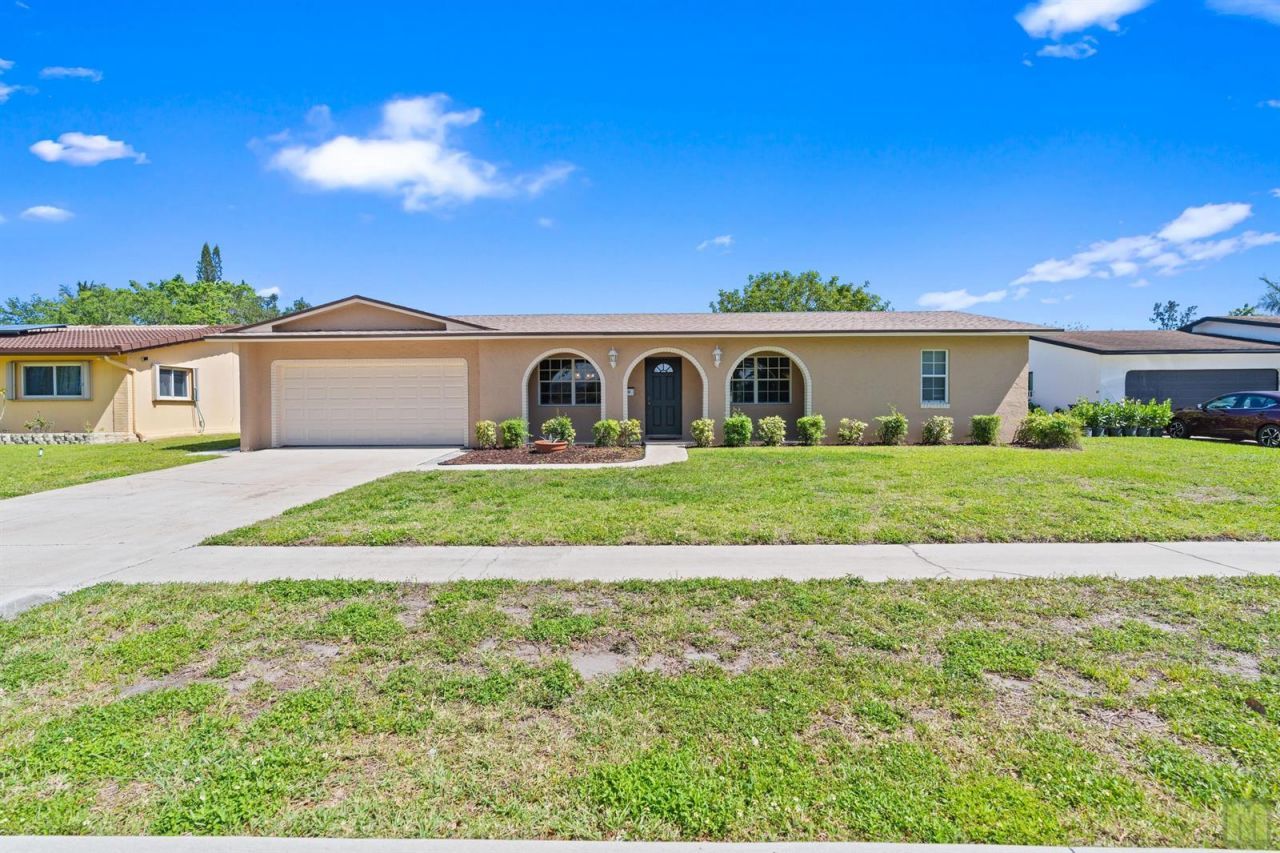 260 Lake Drive , Coconut Creek, FL 33066 Photo