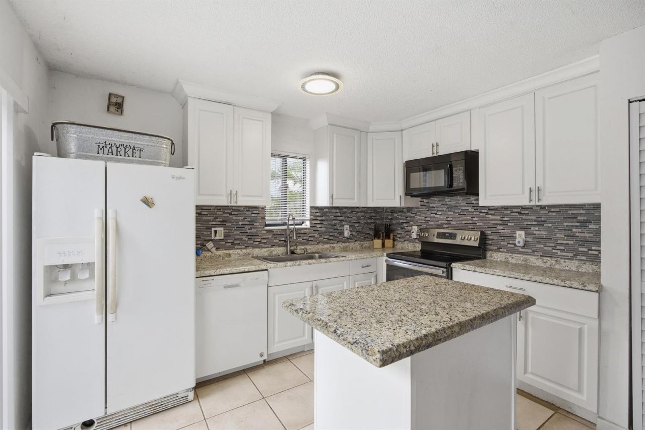 4102 Waterview Circle , Palm Springs, FL 33461 Photo