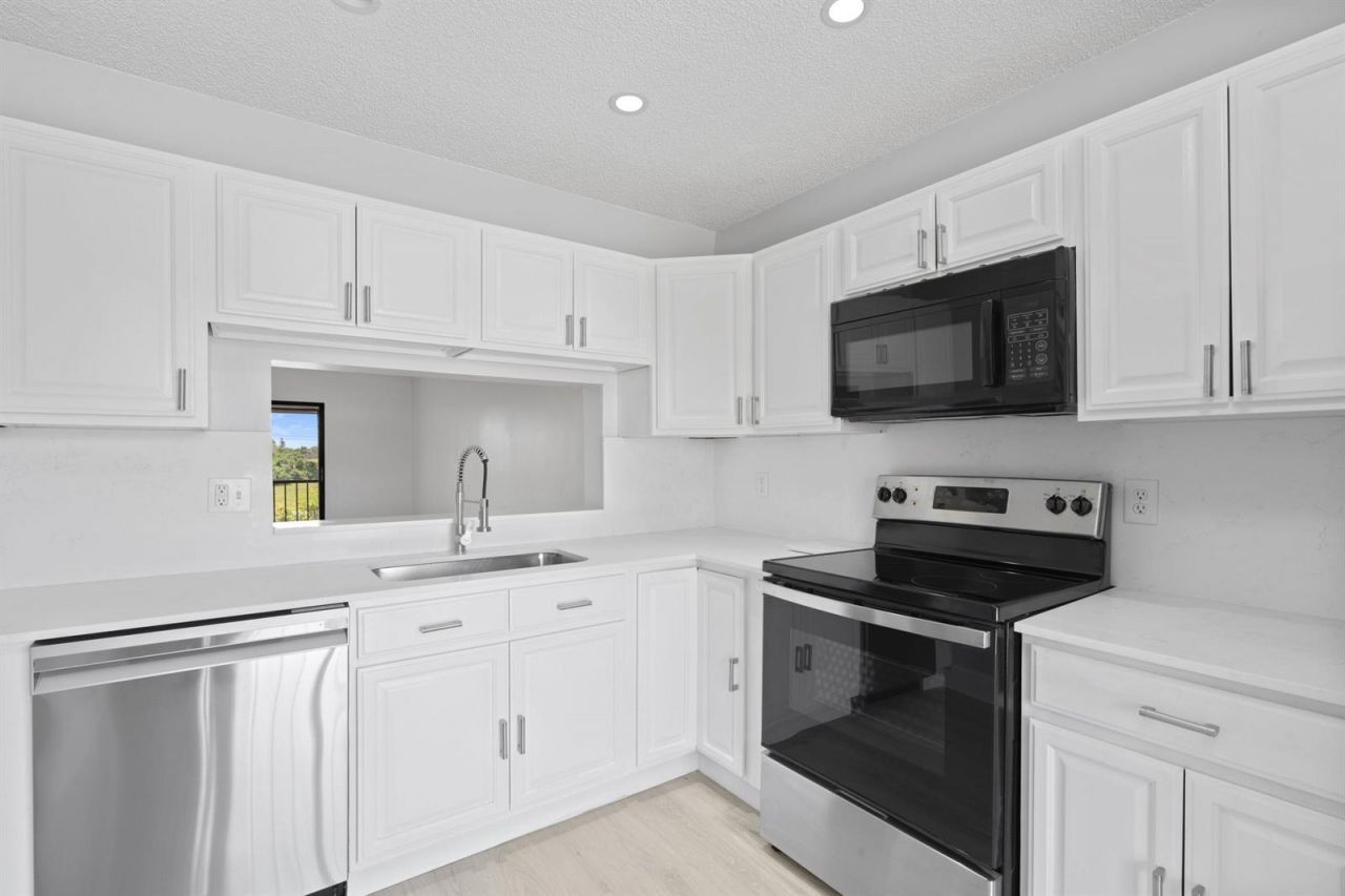 350 Club Circle , Unit 208, Boca Raton, FL 33487 Photo