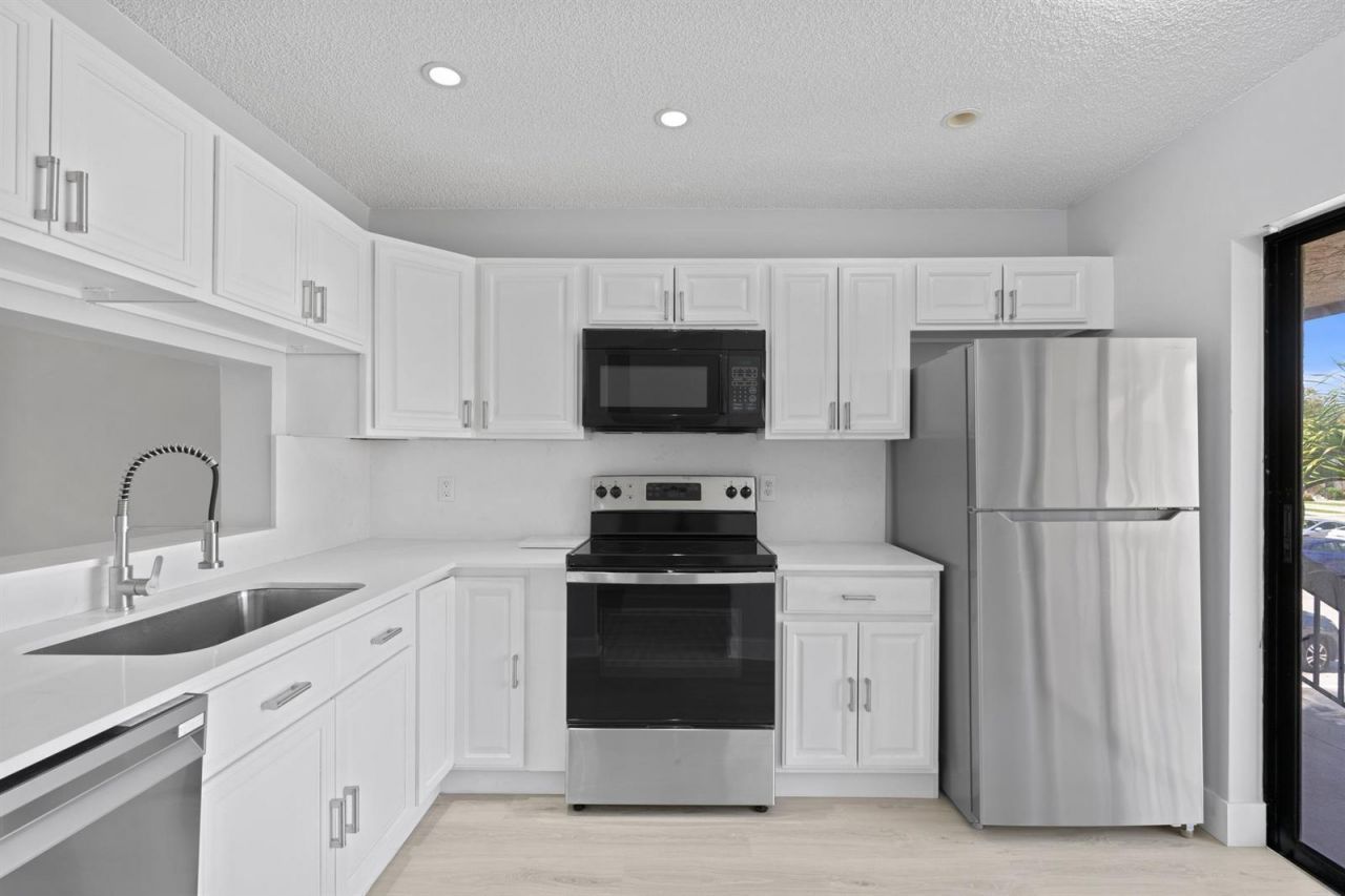 350 Club Circle , Unit 208, Boca Raton, FL 33487 Photo