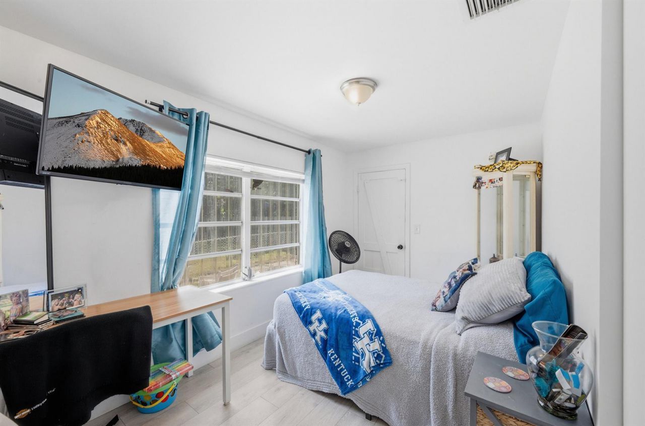 7700 NE 1st Court , Miami, FL 33138 Photo
