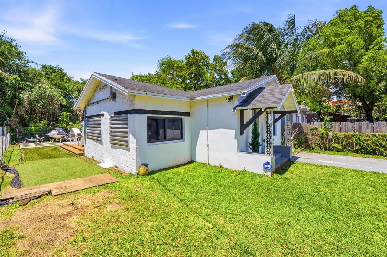 7700 NE 1st Court , Miami, FL 33138 Photo