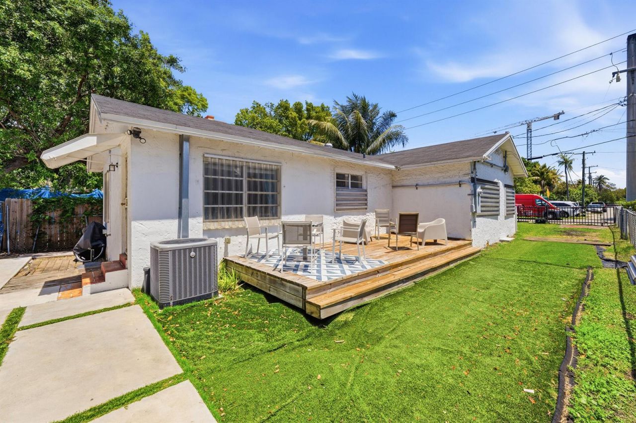 7700 NE 1st Court , Miami, FL 33138 Photo
