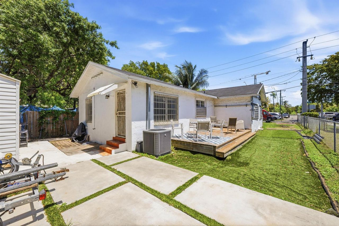 7700 NE 1st Court , Miami, FL 33138 Photo