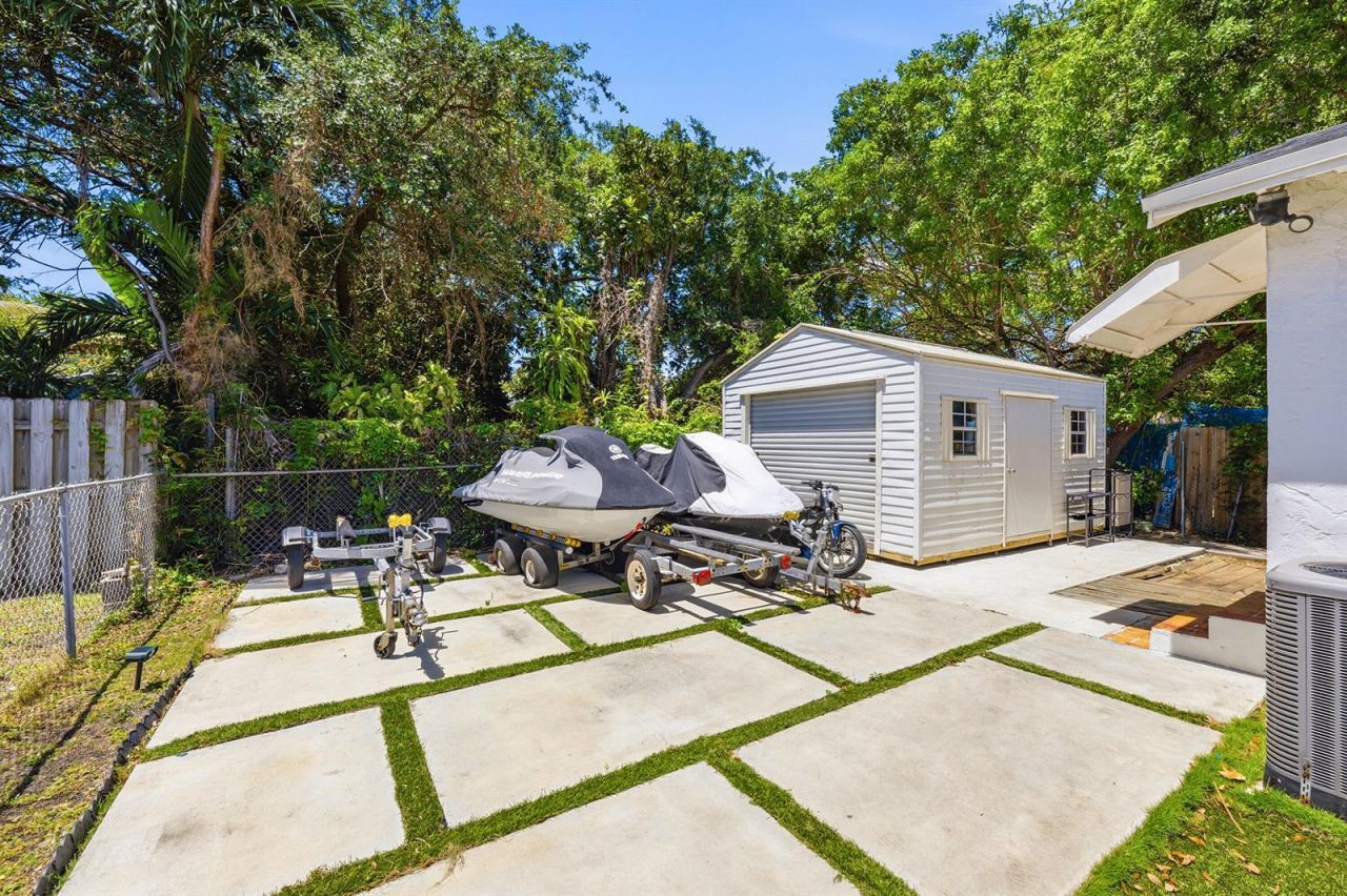 7700 NE 1st Court , Miami, FL 33138 Photo