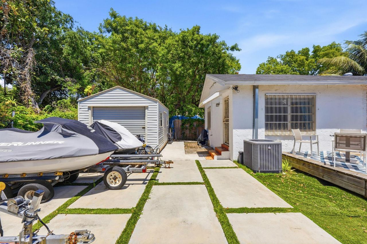 7700 NE 1st Court , Miami, FL 33138 Photo
