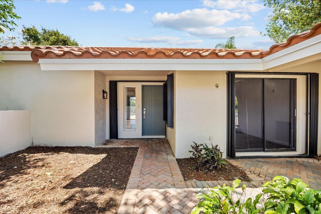 21143 N Escondido Way Way N, Boca Raton, FL 33433 Photo