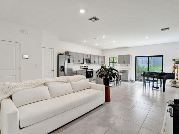 975 NW 3rd Terrace , Pompano Beach, FL 33060