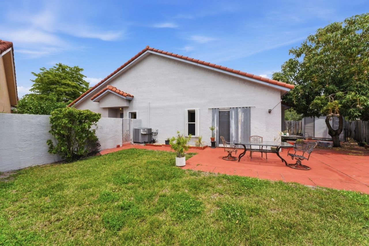 19035 NW 54th Place , Miami Gardens, FL 33055 Photo