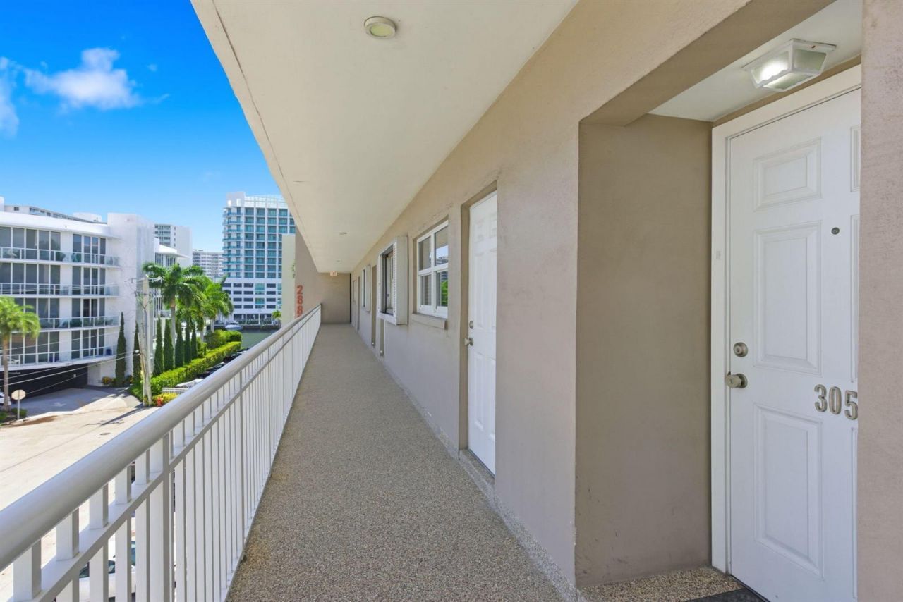2880 NE 33rd Court , Unit 305, Fort Lauderdale, FL 33306 Photo