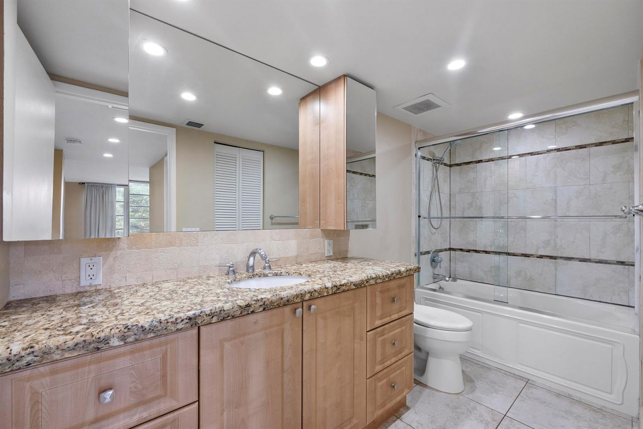 3900 Oaks Clubhouse Drive , Unit 411, Pompano Beach, FL 33069 Photo