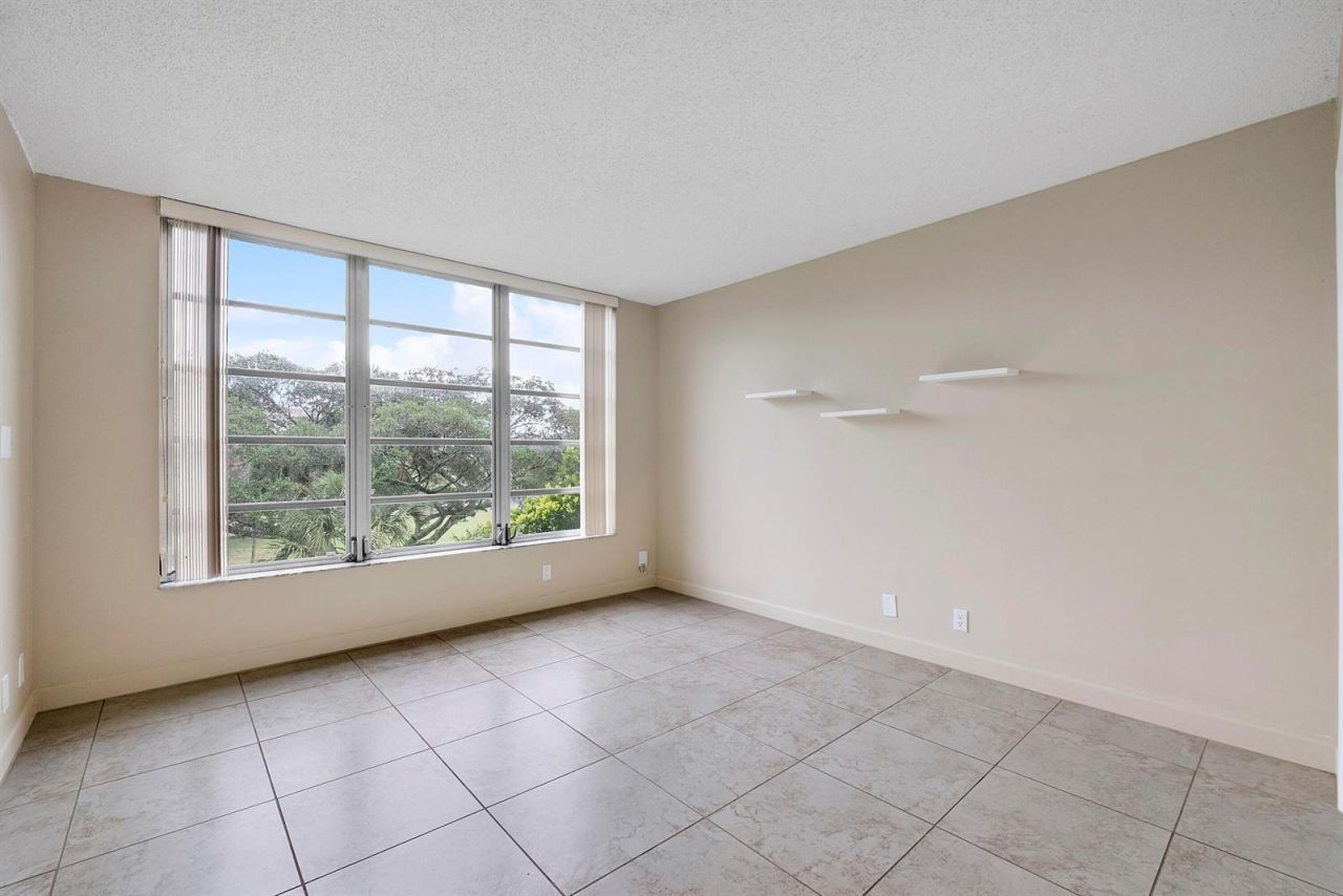 3900 Oaks Clubhouse Drive , Unit 411, Pompano Beach, FL 33069 Photo