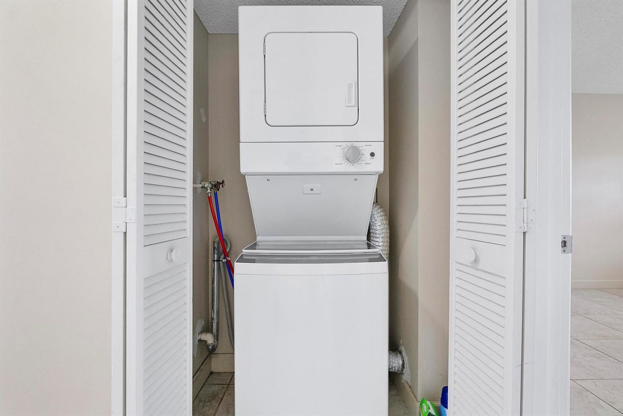 3900 Oaks Clubhouse Drive , Unit 411, Pompano Beach, FL 33069 Photo