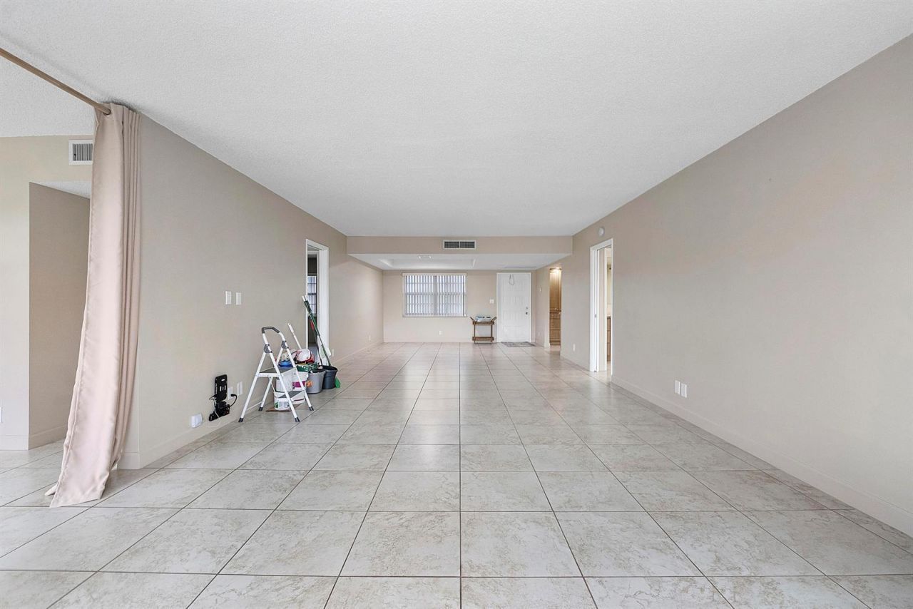 3900 Oaks Clubhouse Drive , Unit 411, Pompano Beach, FL 33069 Photo