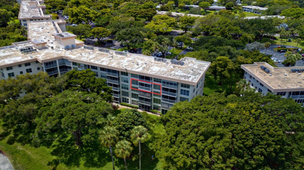 3900 Oaks Clubhouse Drive , Unit 411, Pompano Beach, FL 33069 Photo