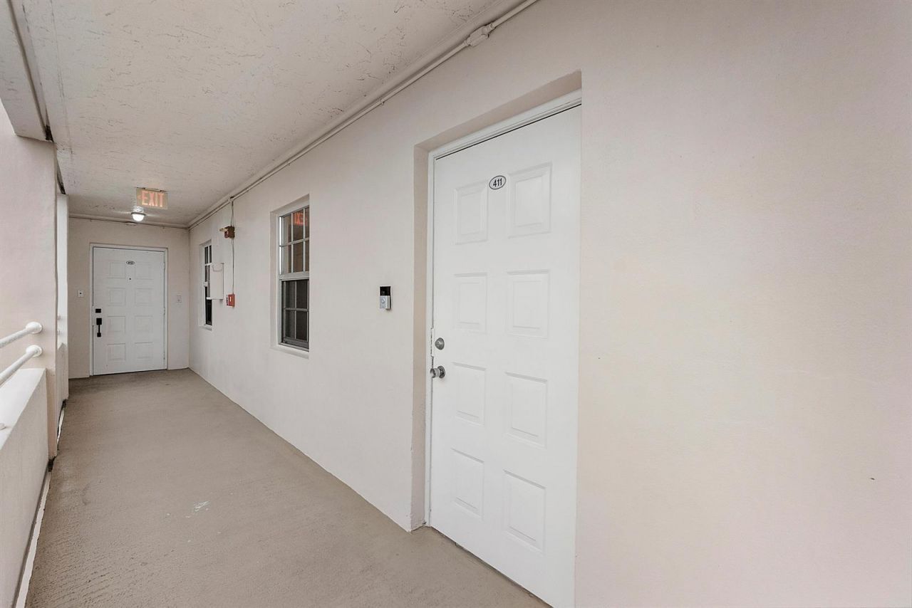 3900 Oaks Clubhouse Drive , Unit 411, Pompano Beach, FL 33069 Photo