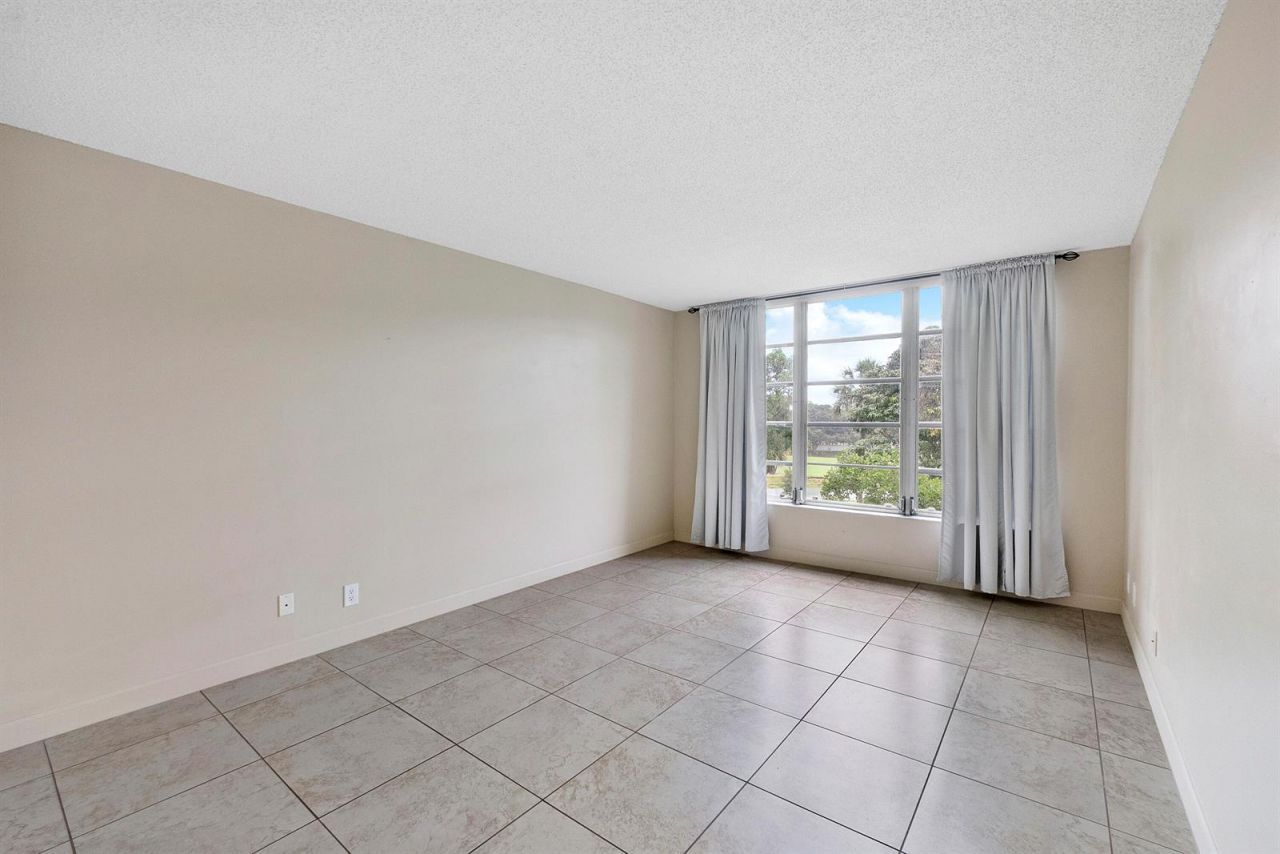 3900 Oaks Clubhouse Drive , Unit 411, Pompano Beach, FL 33069 Photo