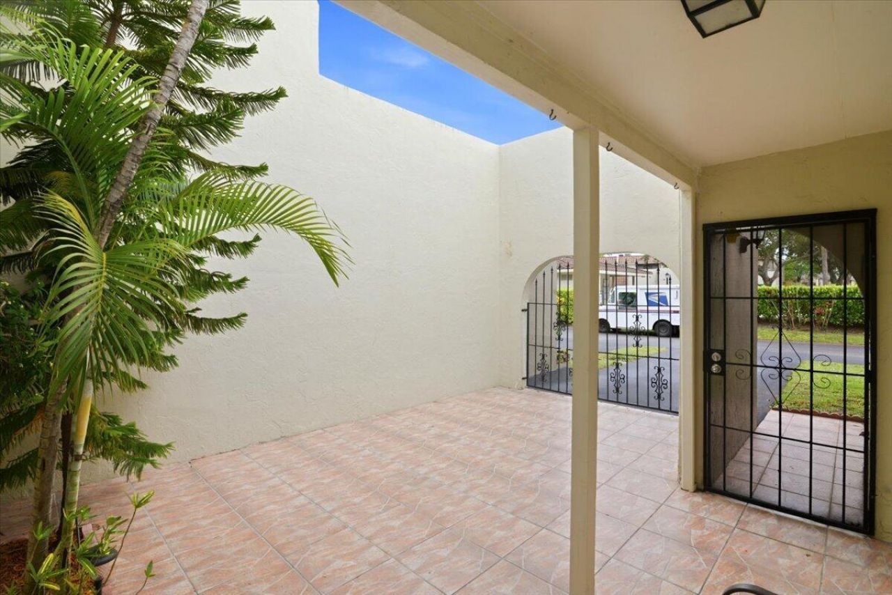 275 Jacaranda Drive , Plantation, FL 33324 Photo