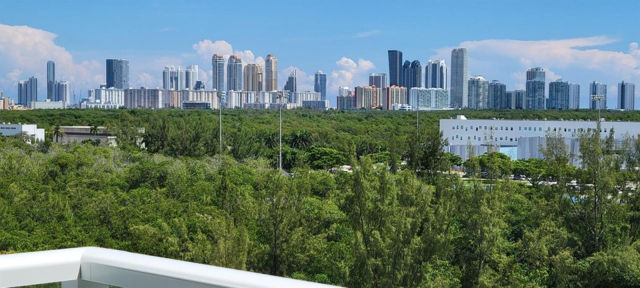 15051 Royal Oaks Lane , Unit 902, North Miami, FL 33181 Photo