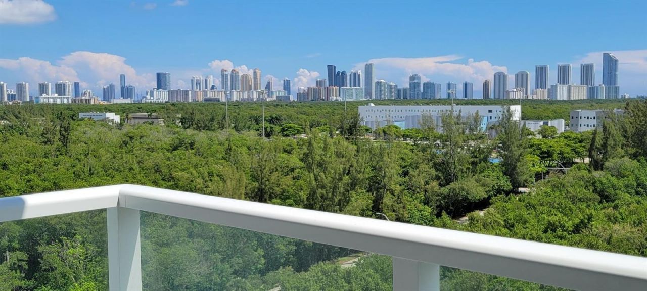 15051 Royal Oaks Lane , Unit 902, North Miami, FL 33181 Photo