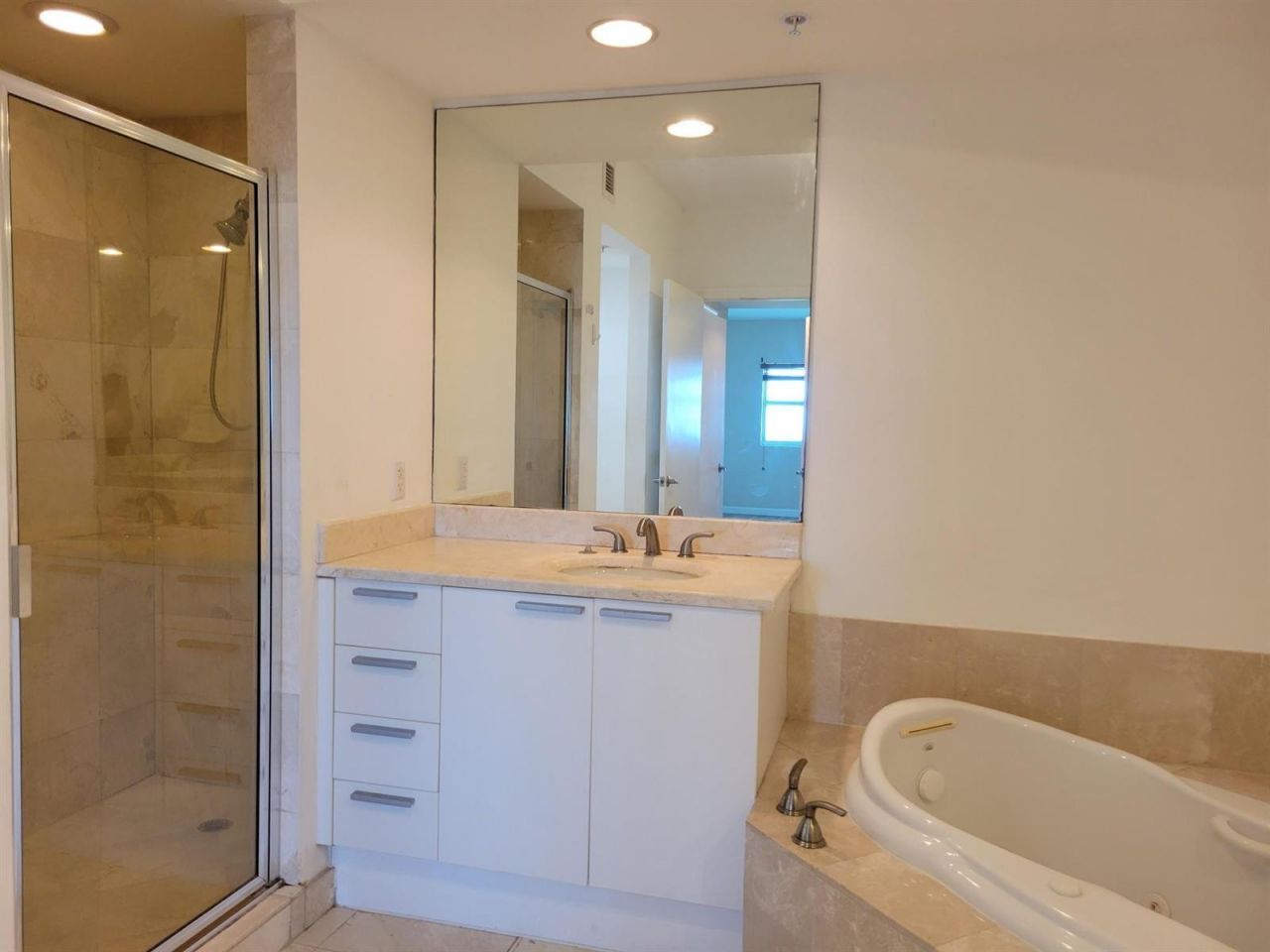 15051 Royal Oaks Lane , Unit 902, North Miami, FL 33181 Photo