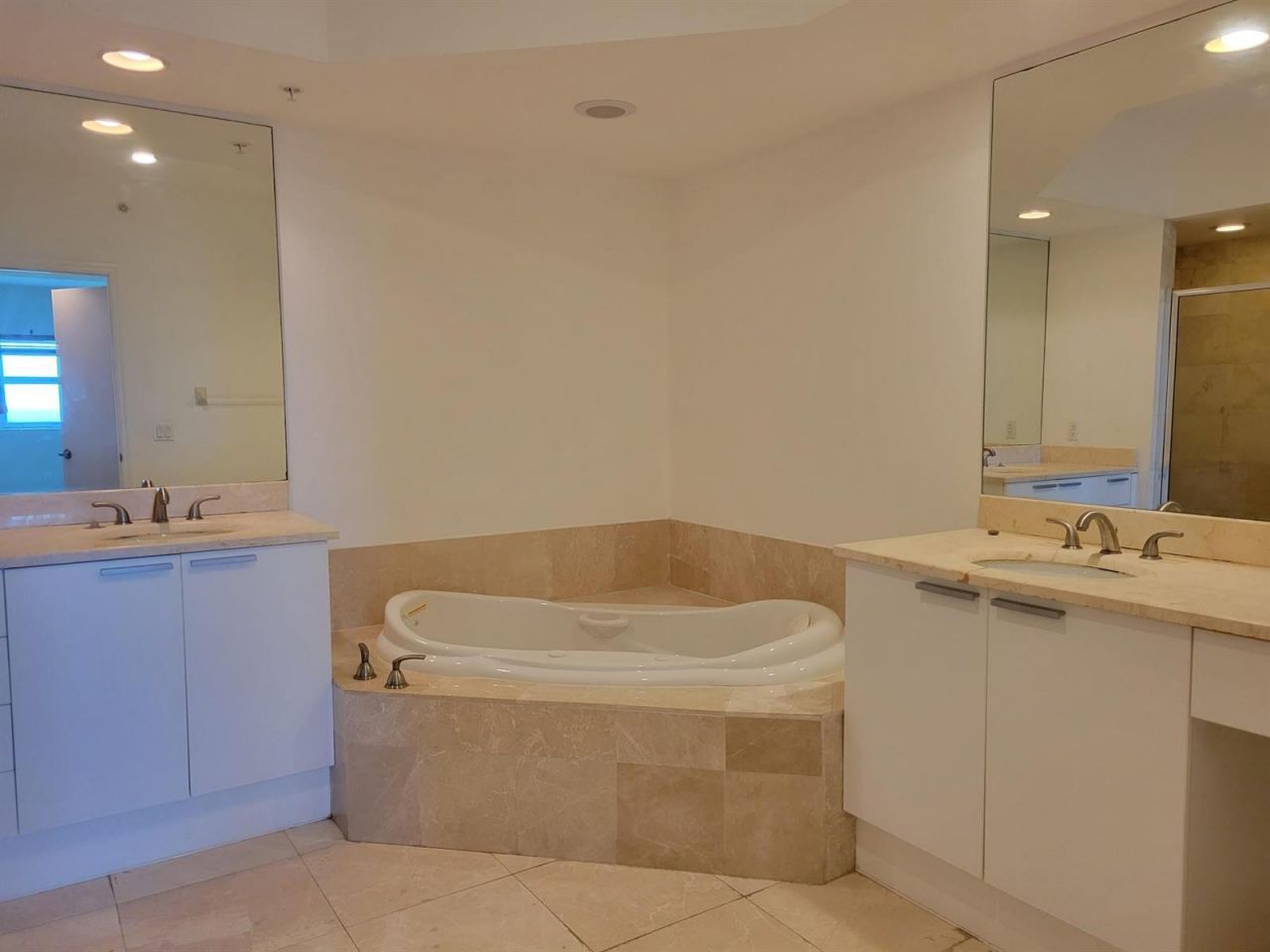 15051 Royal Oaks Lane , Unit 902, North Miami, FL 33181 Photo